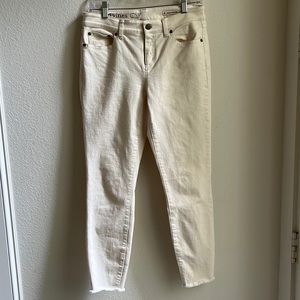 Vineyard Vine Raw Hem 5 Pocket Skinny Denim. Cream color. Size 6